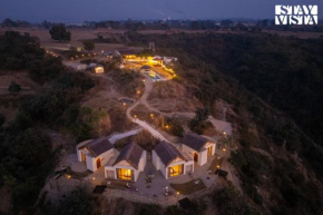 StayVista at Artisanal Heights with Jacuzzi and Infinity Pool